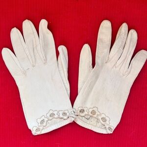 Vintage 50s 60s Goatskin Leather Gloves with Embroidered Trim – Cream – Small